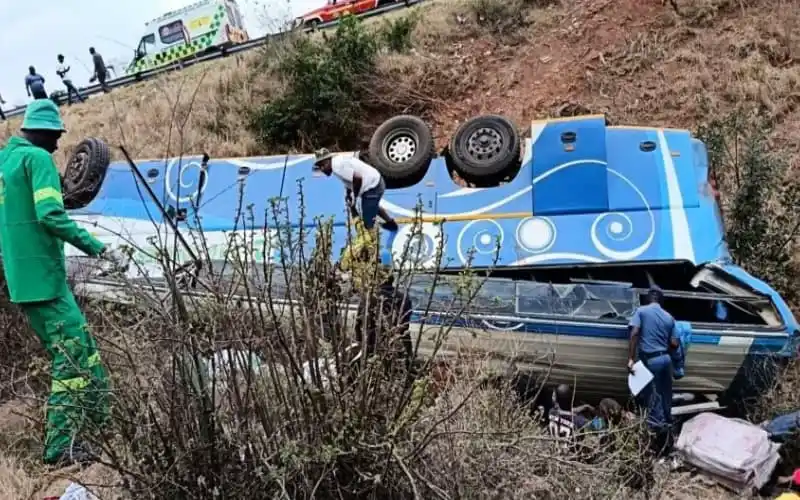 দুর্ঘটনাস্থলে উদ্ধারকর্মীরা উদ্ধার কাজ চালাচ্ছেন।. Channel i News - চ্যানেল আই নিউজ