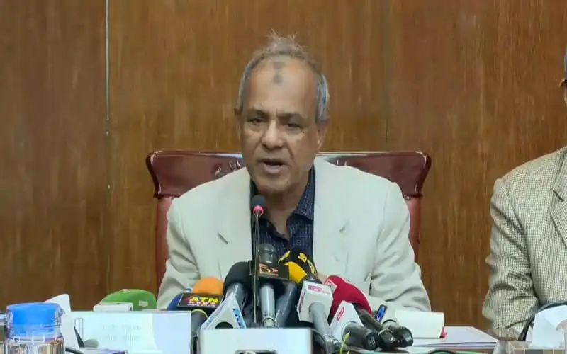 স্বরাষ্ট্র উপদেষ্টা সংবাদ সম্মেলনে বক্তব্য দিচ্ছেন. Channel i News - চ্যানেল আই নিউজ
