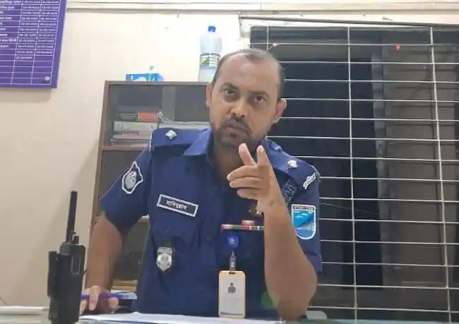 পুলিশ কর্মকর্তা গম্ভীরভাবে দেখাচ্ছেন, নির্দেশ দিচ্ছেন. Channel i News - চ্যানেল আই নিউজ