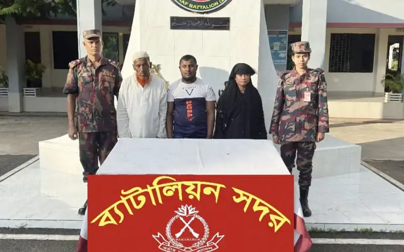 পাচারকালে আটক ১৪ জনের ছবি, পুলিশ ও উদ্ধারকৃত ব্যক্তিরা উপস্থিত. Channel i News - চ্যানেল আই নিউজ