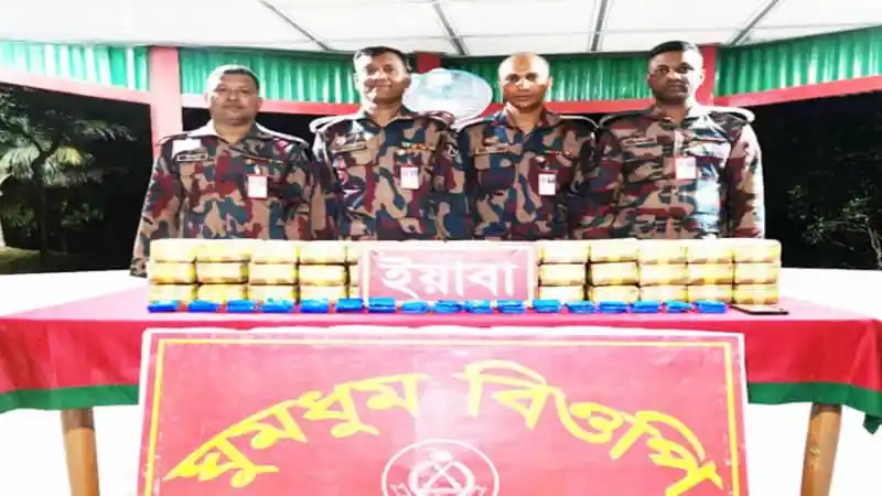 কক্সবাজারে মাদক ও চোরাচালান জব্দের ছবি, চার পুলিশ সদস্যের উপস্থিতি. Channel i News - চ্যানেল আই নিউজ