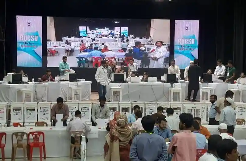 রাকসু নির্বাচনের ভোট গণনা চলাকালে কেন্দ্রের দৃশ্য. Channel i News - চ্যানেল আই নিউজ