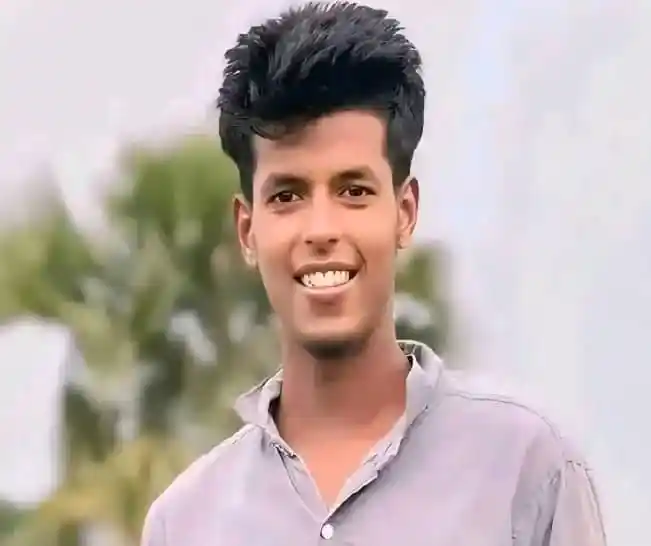 প্রাকৃতিক পটভূমিতে হাস্যোজ্জ্বল যুবক ছবি. Channel i News - চ্যানেল আই নিউজ