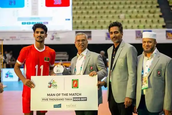 বাংলাদেশের কাণ্ডারী ভলিবল খেলোয়াড় পুরস্কার গ্রহণ করছেন. Channel i News - চ্যানেল আই নিউজ