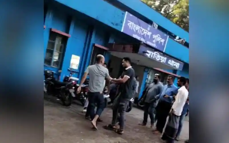 নোয়াখালীতে দু’দফায় আসামি ছিনিয়ে নেওয়ার চেষ্টার অভিযোগের ছবি. Channel i News - চ্যানেল আই নিউজ