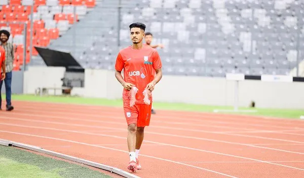 বাংলাদেশি ফুটবল খেলোয়াড় ট্র্যাকের পাশে হাঁটছেন. Channel i News - চ্যানেল আই নিউজ