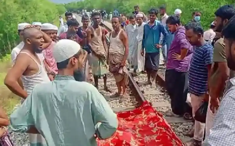 রামুতে ট্রেনে কাটা পড়ে যুবকের মৃত্যুর ঘটনায় স্থানীয়রা শোক প্রকাশ করছে।. Channel i News - চ্যানেল আই নিউজ
