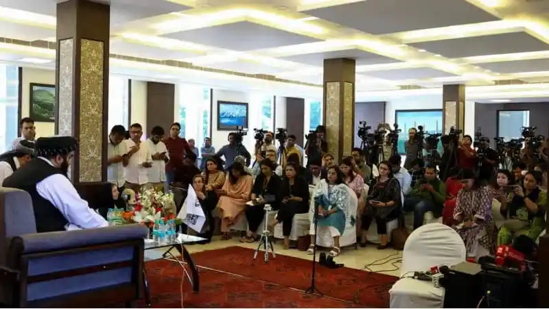 তালেবান মন্ত্রীর সংবাদ সম্মেলনে নারী সাংবাদিকরা উপস্থিত. Channel i News - চ্যানেল আই নিউজ