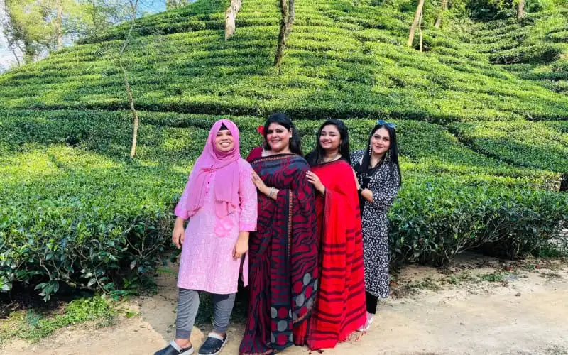 চার নারী বন্ধু চা বাগানে হাসিমুখে ছবি তুলছেন।. Channel i News - চ্যানেল আই নিউজ