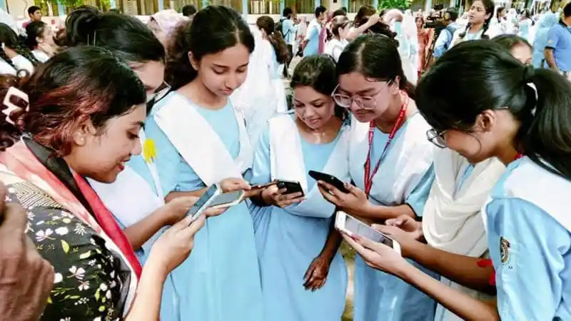 বাংলাদেশের শিক্ষার্থীরা মোবাইল ফোনে এইচএসসি ফল দেখছে. Channel i News - চ্যানেল আই নিউজ
