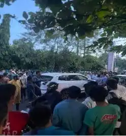 জনসমাগমের মধ্যে গাড়ি ও মানুষ, বাংলাদেশে রাজনৈতিক পরিস্থিতি. Channel i News - চ্যানেল আই নিউজ