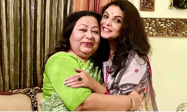অভিনেত্রী শাওন ও তার মা একসঙ্গে হাসিমুখে ছবি তুলেছেন।. Channel i News - চ্যানেল আই নিউজ