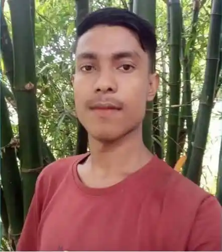 প্রাকৃতিক পরিবেশে যুবকের ছবি, সবুজ গাছের পেছনে দাঁড়িয়ে. Channel i News - চ্যানেল আই নিউজ