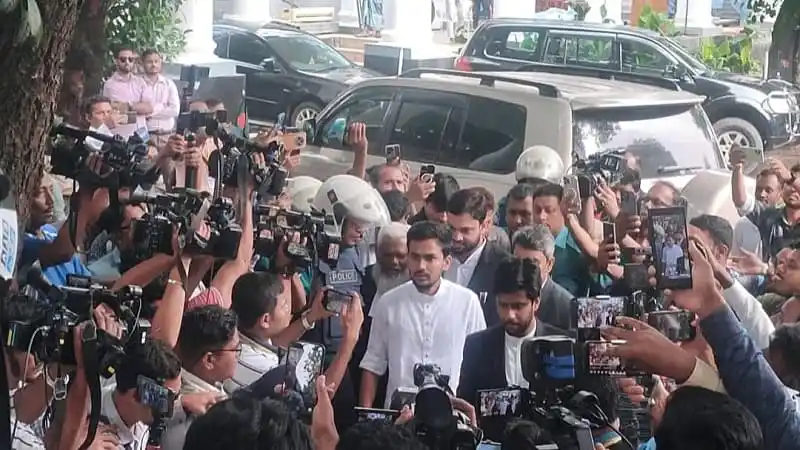 উপদেষ্টা আসিফ মাহমুদ ট্রাইব্যুনালে সাক্ষ্য দিচ্ছেন, প্রচুর সাংবাদিক ও ফটোগ্রাফার উপস্থিত. Channel i News - চ্যানেল আই নিউজ