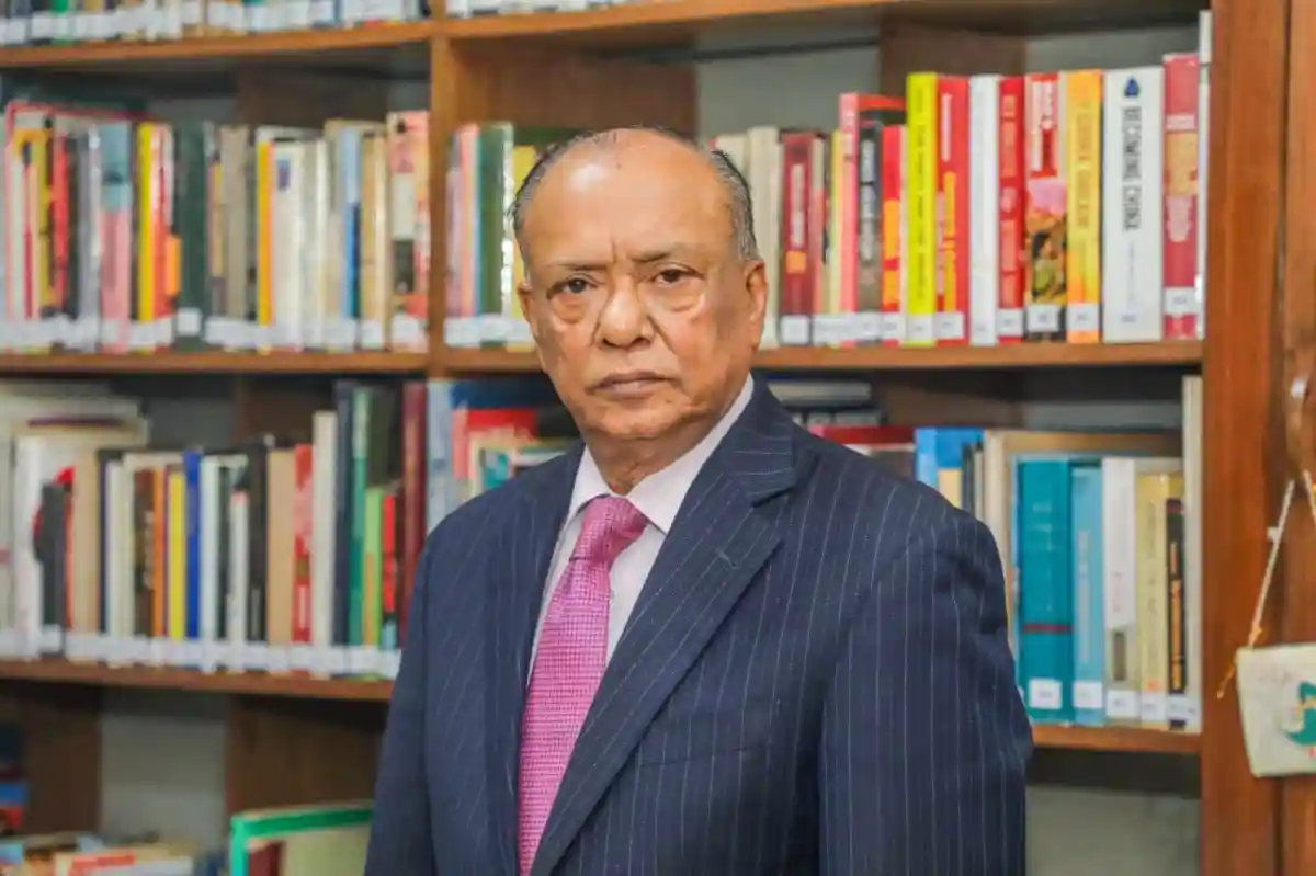 আবদুল আউয়াল মিন্টু বইয়ের সামনে দাঁড়িয়ে ছবি তোলা. Channel i News - চ্যানেল আই নিউজ