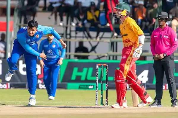 আফগানিস্তানের ক্রিকেটার উইকেটের সামনে দাঁড়িয়ে আছেন, জিম্বাবুয়ের ব্যাটসম্যান প্রস্তুত।. Channel i News - চ্যানেল আই নিউজ