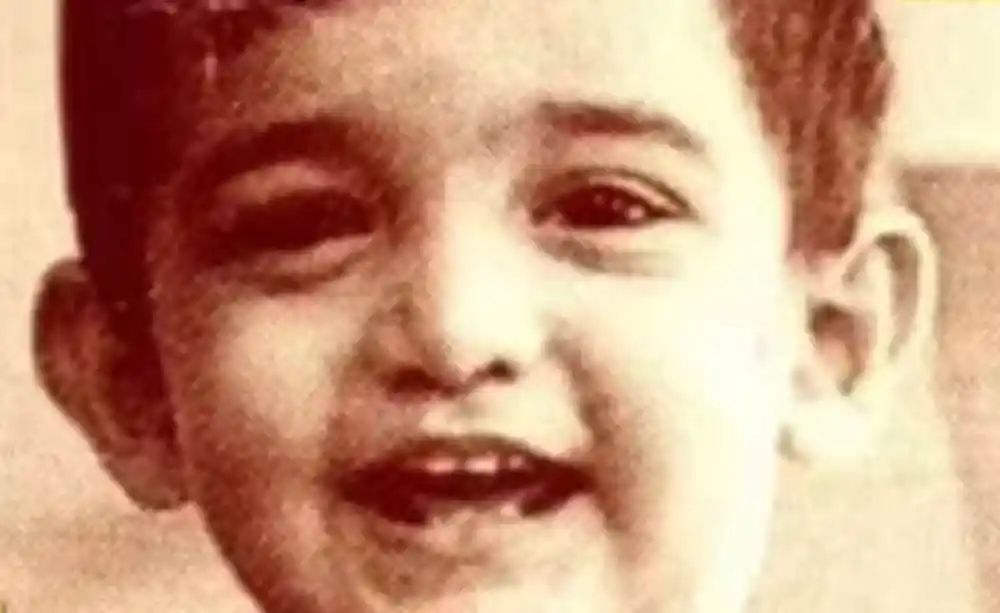 সুপারস্টার র. কে. লক্ষ্মণ অ্যাওয়ার্ড গ্রহণ করছেন, ছবি পুরস্কার অনুষ্ঠানে. Channel i News - চ্যানেল আই নিউজ