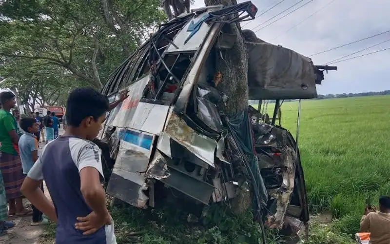 মাগুরায় তেলবাহী ট্রাক ও বাসের মুখোমুখি সংঘর্ষের ছবি. Channel i News - চ্যানেল আই নিউজ