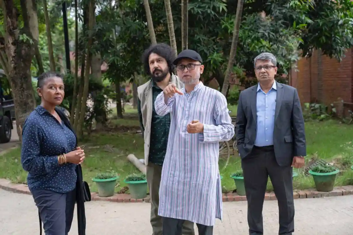 বাংলাদেশের রাজনৈতিক নেতা ও কর্মীরা আলোচনা করছেন outdoors. Channel i News - চ্যানেল আই নিউজ