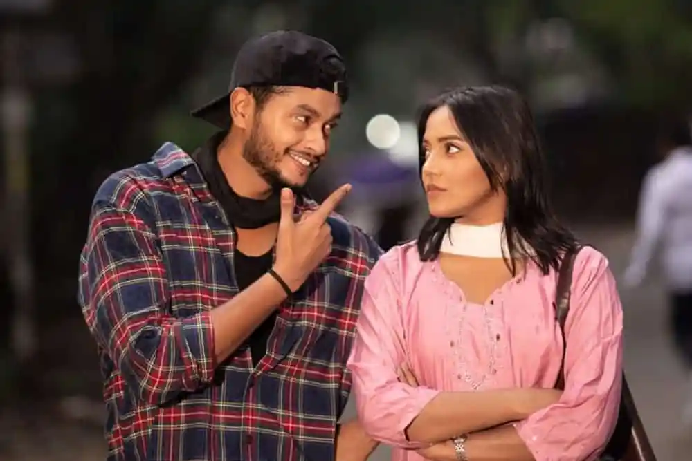 একজন যুবক অন্যজনের সাথে কথা বলছেন, হাসি ও মনোযোগের সাথে. Channel i News - চ্যানেল আই নিউজ