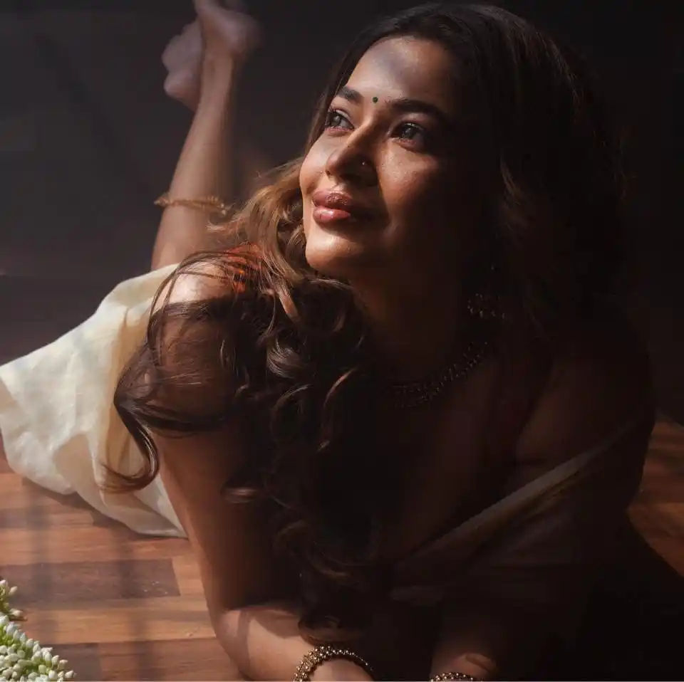 বাঁধন একটি সুন্দর ছবি, তিনি লম্বা চুল ও সোনালী পোশাক পরেছেন।. Channel i News - চ্যানেল আই নিউজ