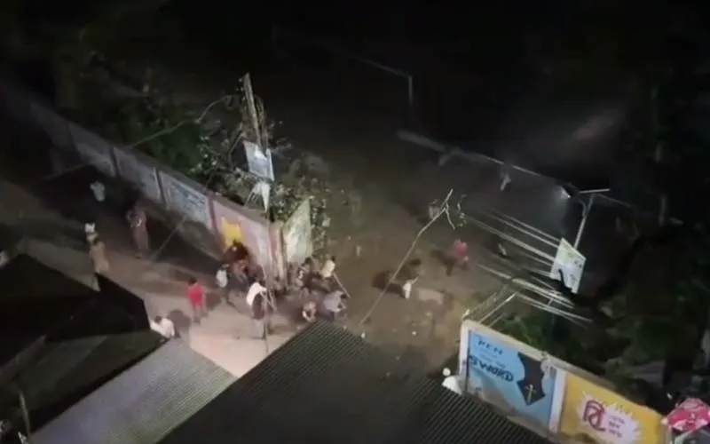 ব্রাহ্মণবাড়িয়ায় সংঘর্ষের সময় আহতদের উদ্ধার করা হচ্ছে. Channel i News - চ্যানেল আই নিউজ