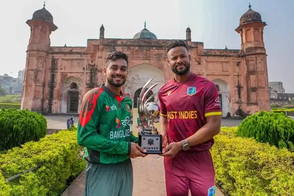 বাংলাদেশ ও ওয়েস্ট ইন্ডিজ ক্রিকেটাররা ট্রফি হাতে, ঐতিহাসিক লালকেল্লার পেছনে. Channel i News - চ্যানেল আই নিউজ