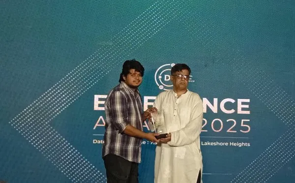 চ্যানেল আই অনলাইন এর আবু রায়হান ইফাত ডিএমএফ অ্যাওয়ার্ড গ্রহণ করছেন. Channel i News - চ্যানেল আই নিউজ