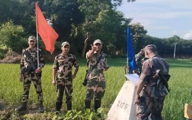 বাংলাদেশি যুবকদের ফেরত দেওয়ার সময় বিএসএফের সদস্যরা. Channel i News - চ্যানেল আই নিউজ