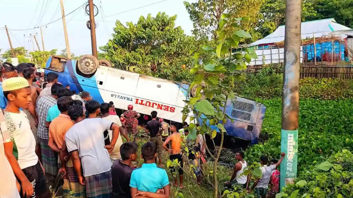 টাঙ্গুয়ার হাওড়ে বাস দুর্ঘটনায় আহত ও নিহতের ছবি. Channel i News - চ্যানেল আই নিউজ