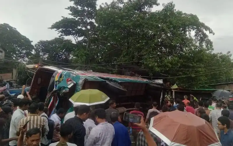 ফেনীতে বাস নিয়ন্ত্রণ হারিয়ে দোকানে ঢুকে পড়েছে, হতাহতরা আশপাশে. Channel i News - চ্যানেল আই নিউজ