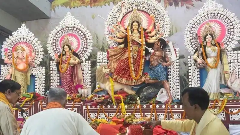 দেবী দুর্গার প্রতিমা বিসর্জনের জন্য প্রস্তুতি নেওয়া হচ্ছে।. Channel i News - চ্যানেল আই নিউজ