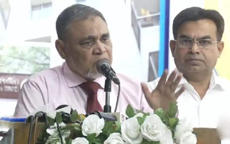 চেয়ারম্যান ও একজন বক্তা আলোচনা করছেন, পেছনে অন্য ব্যক্তি উপস্থিত. Channel i News - চ্যানেল আই নিউজ