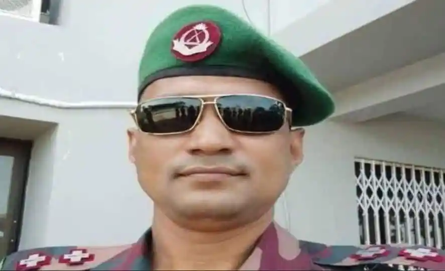 বাংলাদেশি সেনা সদস্যের ছবি, পোর্ট্রেট, সানগ্লাস পরা, গার্ডের ইউনিফর্মে. Channel i News - চ্যানেল আই নিউজ