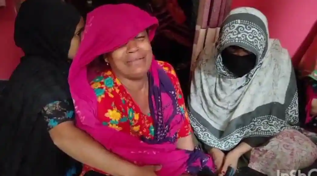 দুজন নারীর সঙ্গে এক নারী হাসছেন, এক নারী মুখে মাস্ক পরেছেন।. Channel i News - চ্যানেল আই নিউজ