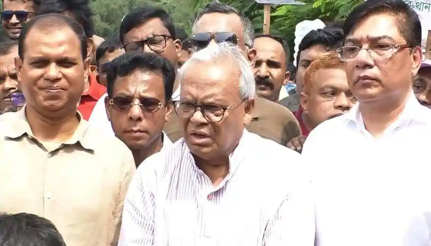 প্রধান উপদেষ্টা রিজভীসহ অন্যান্য নেতাদের সঙ্গে আলোচনা করছেন. Channel i News - চ্যানেল আই নিউজ