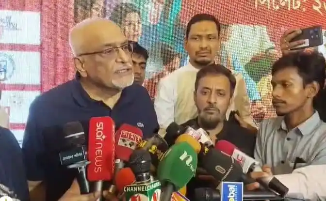 দেবপ্রিয় ভট্টাচার্য সংবাদ সম্মেলনে বক্তব্য দিচ্ছেন. Channel i News - চ্যানেল আই নিউজ