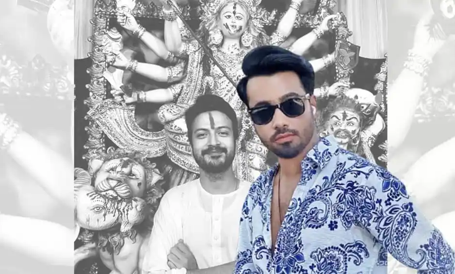 দেয়ালের দেশ নির্মাতার সঙ্গে দুই ব্যক্তি, পেছনে দেবী দুর্গার ছবি. Channel i News - চ্যানেল আই নিউজ