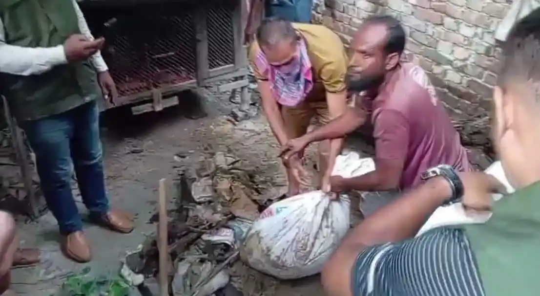 বস্তায় শিশুর লাশ উদ্ধার, তদন্তে পুলিশ ও স্থানীয়রা. Channel i News - চ্যানেল আই নিউজ