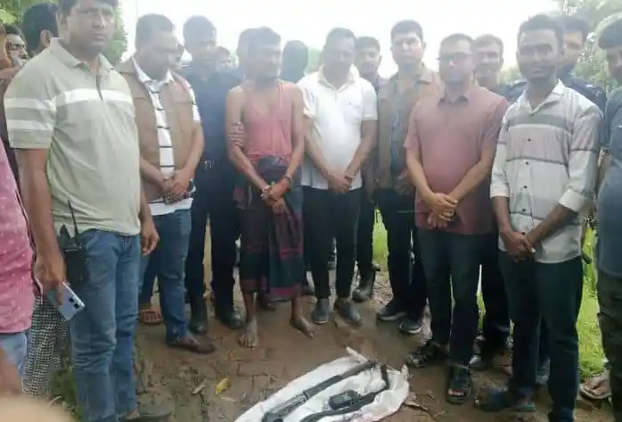 পুলিশের অস্ত্র ও আসামী ছিনতাইয়ের ঘটনায় গ্রেপ্তারকৃতদের সঙ্গে স্থানীয়রা. Channel i News - চ্যানেল আই নিউজ