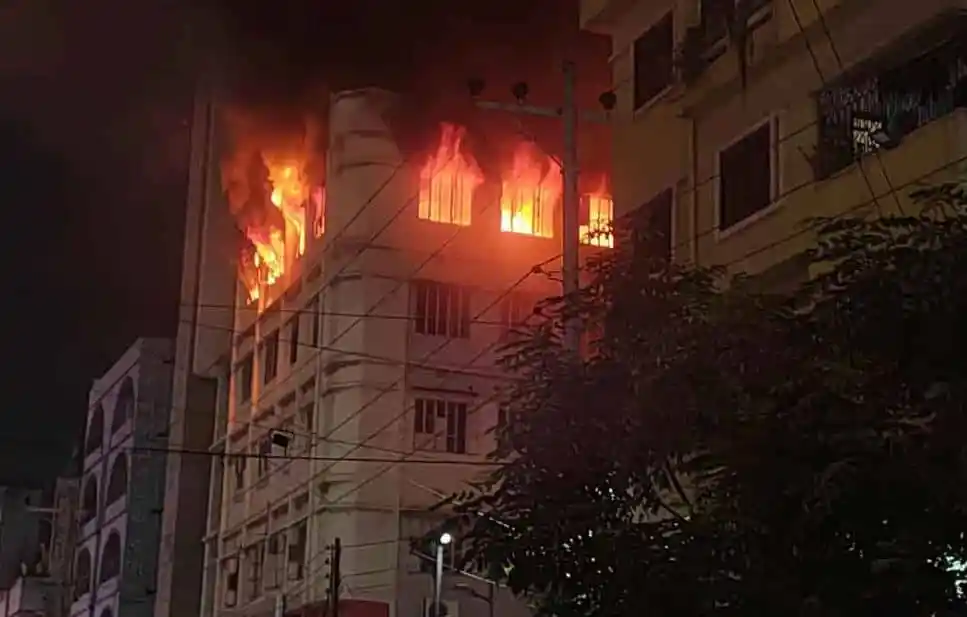 মিরপুরের কমিউনিটি সেন্টার ভবনে অগ্নিকাণ্ডের দৃশ্য।. Channel i News - চ্যানেল আই নিউজ
