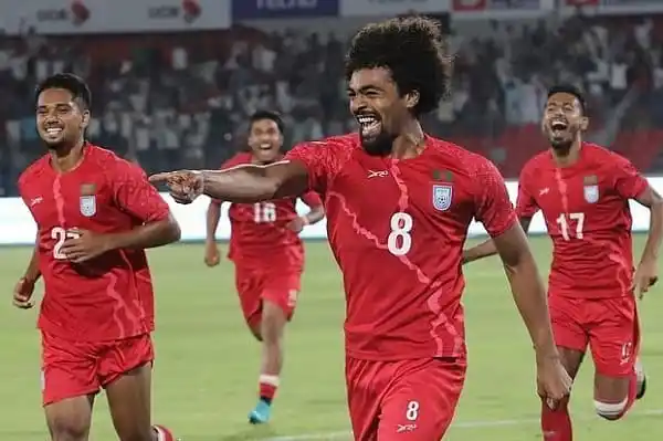 বাংলাদেশ ফুটবল দলের খেলোয়াড়রা মাঠে উল্লাসে উদযাপন করছে. Channel i News - চ্যানেল আই নিউজ