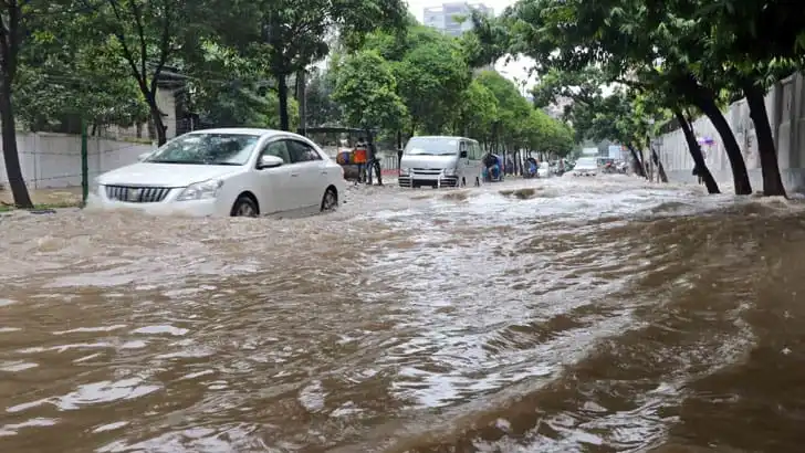 ঢাকার রাস্তায় প্রবল বৃষ্টিতে জলাবদ্ধতা সৃষ্টি হয়েছে. Channel i News - চ্যানেল আই নিউজ