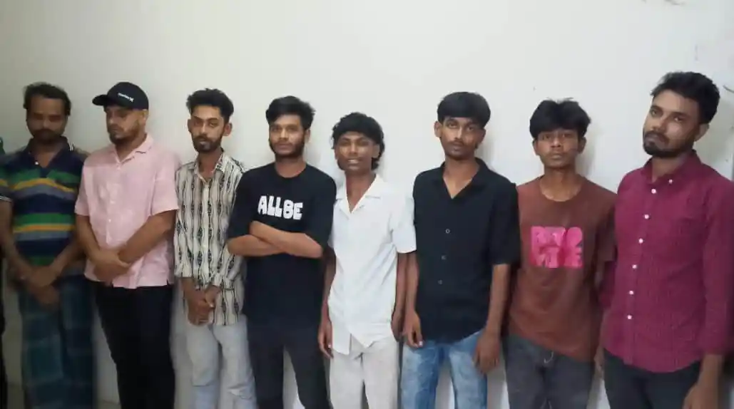 ধানমন্ডিতে পুলিশের বিশেষ অভিযানে গ্রেপ্তার ১০ যুবক. Channel i News - চ্যানেল আই নিউজ