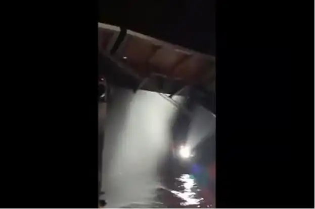 জলকামান থেকে জল ছুঁড়ে ইসরায়েলি বাহিনী হামলা করছে. Channel i News - চ্যানেল আই নিউজ