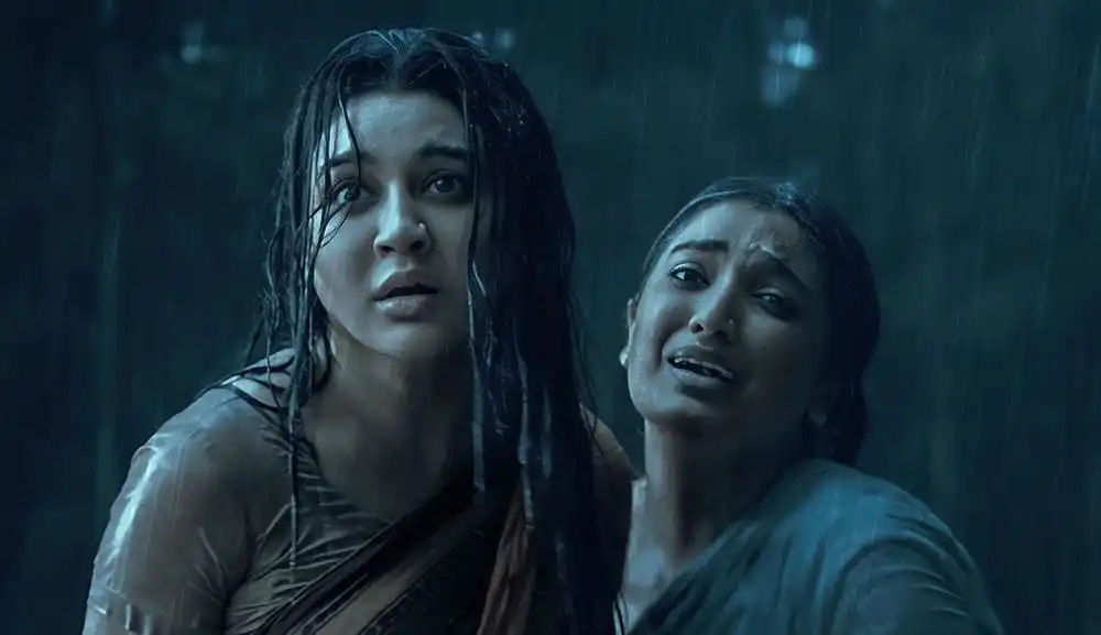 দুই নারী চরিত্র বৃষ্টিতে ভিজে কষ্টের মুখে, সিনেমার দৃশ্য. Channel i News - চ্যানেল আই নিউজ