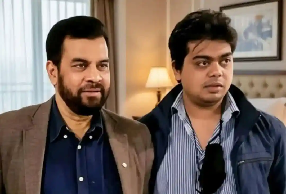 দুই পুরুষ একসঙ্গে বসে আলোচনা করছেন, একটি টিভি শো বা সাক্ষাৎকারের দৃশ্য. Channel i News - চ্যানেল আই নিউজ