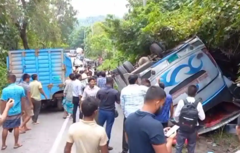 খাগড়াছড়িতে বাস উল্টে দুর্ঘটনায় বহু মানুষ জড়ো হয়েছে. Channel i News - চ্যানেল আই নিউজ