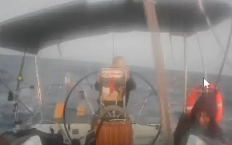 নৌযান চালক ও যাত্রীদের সঙ্গে ঝড়ের মধ্যে সমুদ্রে নৌকা চলাচল।. Channel i News - চ্যানেল আই নিউজ