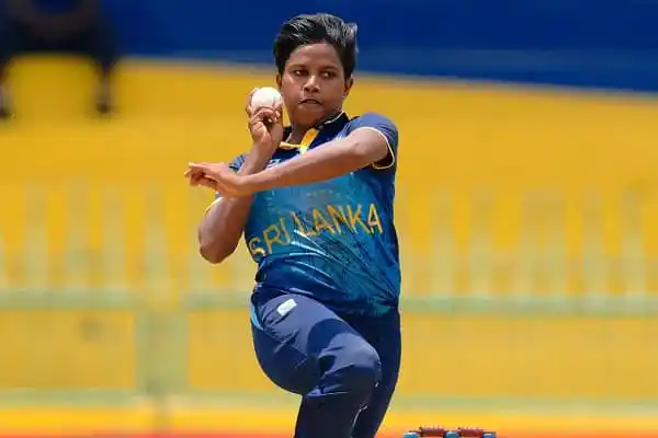 শ্রীলঙ্কার ক্রিকেটার বল ছুঁড়ছেন, আন্তর্জাতিক ক্রিকেট ম্যাচের দৃশ্য. Channel i News - চ্যানেল আই নিউজ